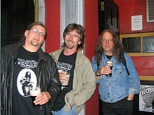 Anselm, Kugie & Peter, welcome drink  (photo by rorysfriends.de)